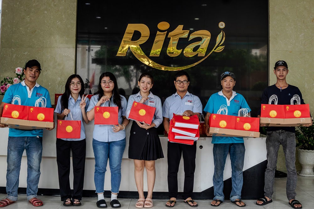 elebrating the mid autumn festival at rita sharing mooncakes and joy 3